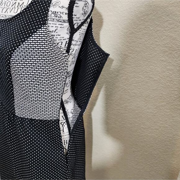 The limited color block block and white flattering skater dress size 2 XS - Picture 7 of 7